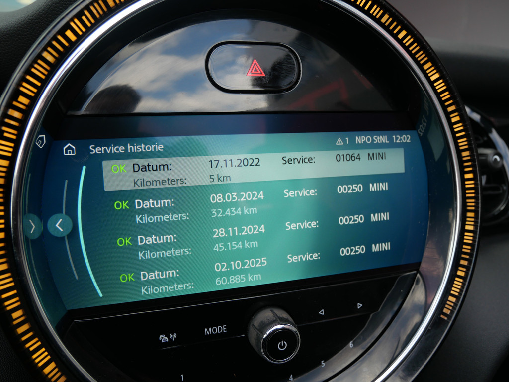 MINI Cooper Cabrio 1.5 | AUTOMAAT | LED | HALF-LEER | FACELIFT | BTW-AUTO!! 52476263-17.jpg | Autobedrijf Wil van der Tol