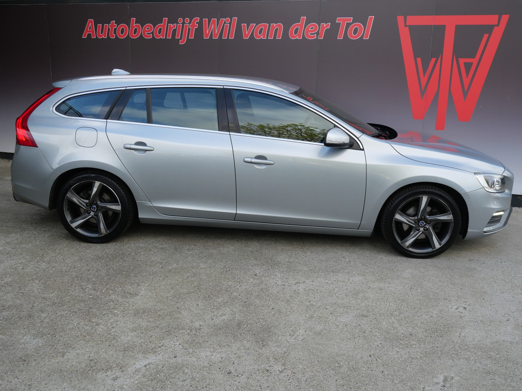 Volvo V60 2.0 T3 R-DESIGN | XENON | TREKHAAK | 18" | DEALER O-H | 1e EIG | ALL-SEASON!! 52906358-0.jpg | Autobedrijf Wil van der Tol