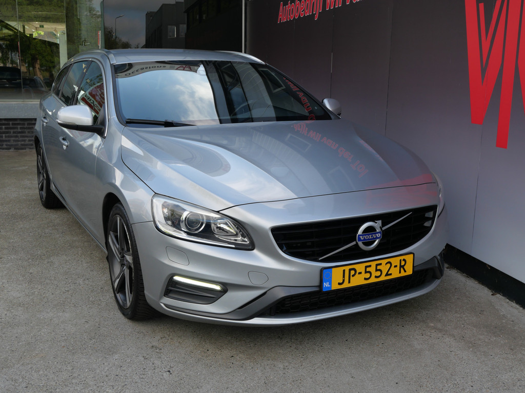 Volvo V60 2.0 T3 R-DESIGN | XENON | TREKHAAK | 18" | DEALER O-H | 1e EIG | ALL-SEASON!! 52906358-1.jpg | Autobedrijf Wil van der Tol