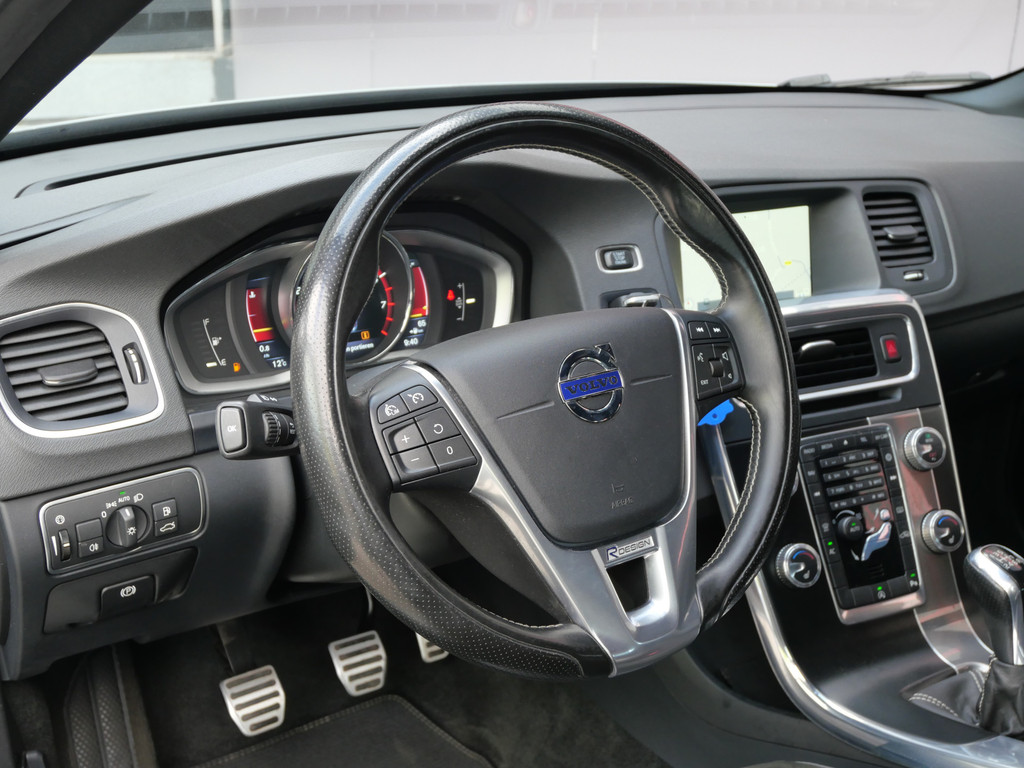 Volvo V60 2.0 T3 R-DESIGN | XENON | TREKHAAK | 18" | DEALER O-H | 1e EIG | ALL-SEASON!! 52906358-10.jpg | Autobedrijf Wil van der Tol