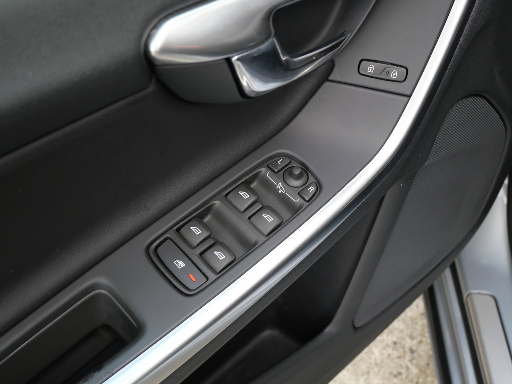 Volvo V60 2.0 T3 R-DESIGN | XENON | TREKHAAK | 18" | DEALER O-H | 1e EIG | ALL-SEASON!! 52906358-11.jpg | Autobedrijf Wil van der Tol