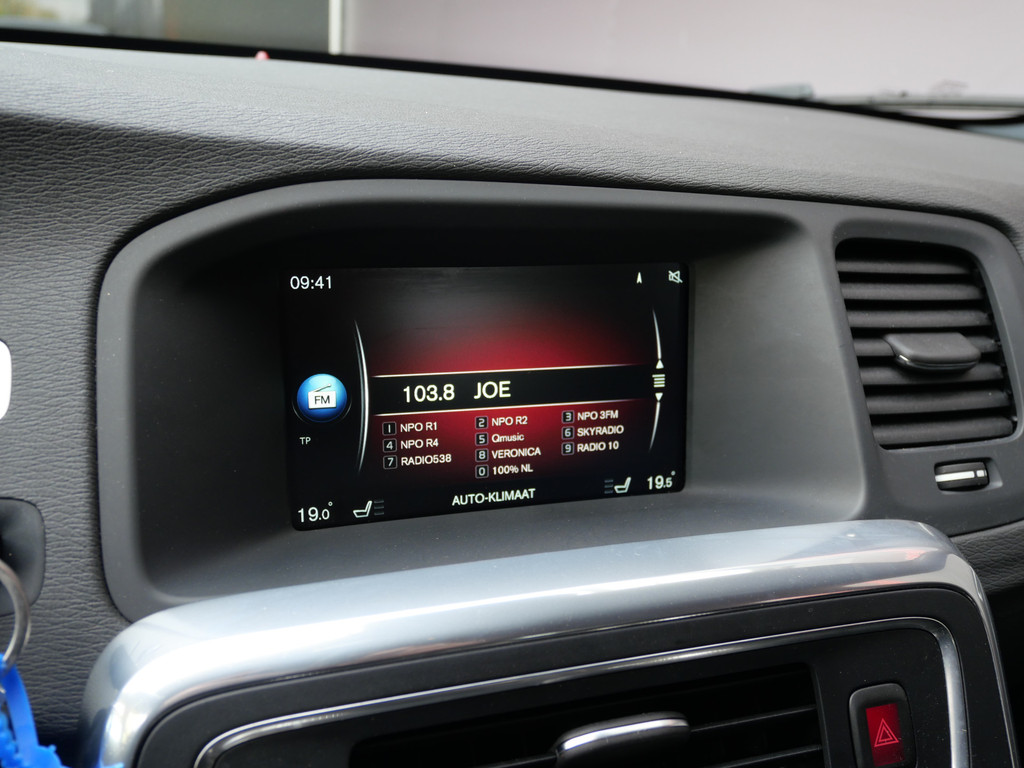 Volvo V60 2.0 T3 R-DESIGN | XENON | TREKHAAK | 18" | DEALER O-H | 1e EIG | ALL-SEASON!! 52906358-17.jpg | Autobedrijf Wil van der Tol