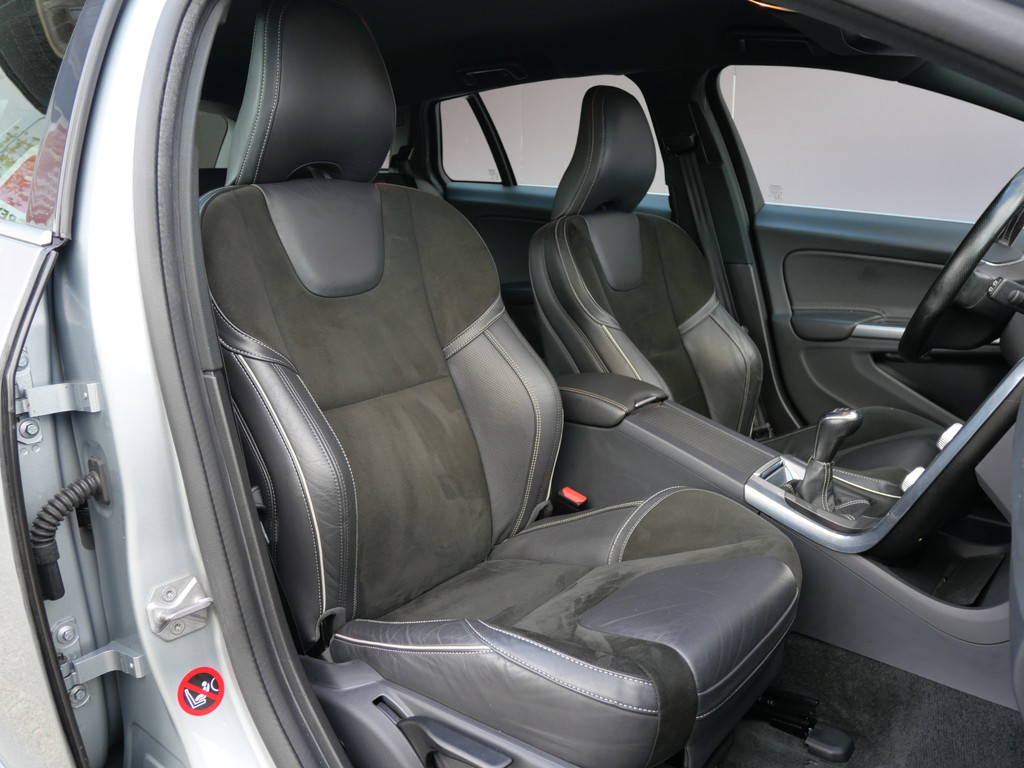 Volvo V60 2.0 T3 R-DESIGN | XENON | TREKHAAK | 18" | DEALER O-H | 1e EIG | ALL-SEASON!! 52906358-3.jpg | Autobedrijf Wil van der Tol