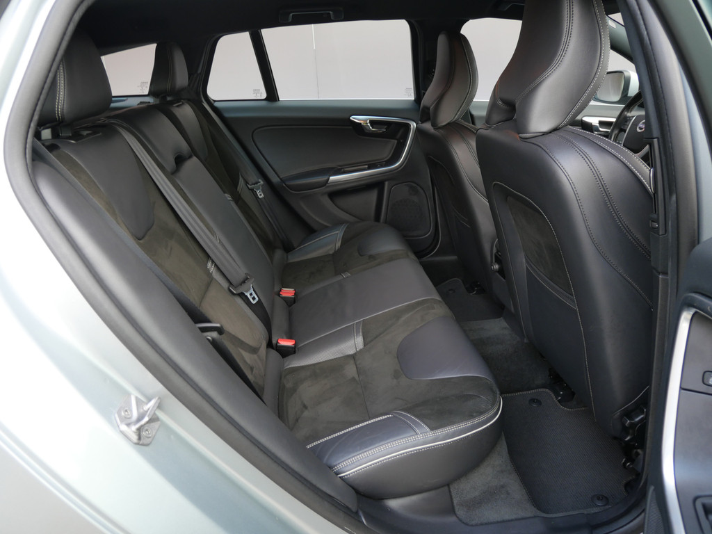 Volvo V60 2.0 T3 R-DESIGN | XENON | TREKHAAK | 18" | DEALER O-H | 1e EIG | ALL-SEASON!! 52906358-4.jpg | Autobedrijf Wil van der Tol