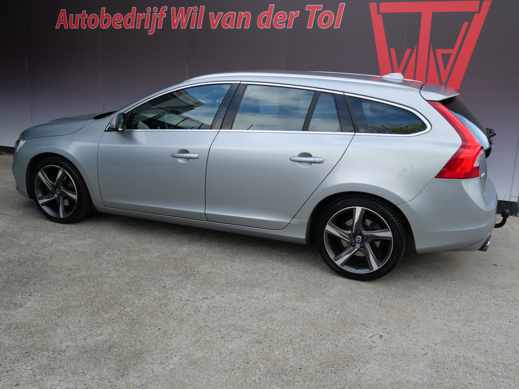 Volvo V60 2.0 T3 R-DESIGN | XENON | TREKHAAK | 18" | DEALER O-H | 1e EIG | ALL-SEASON!! 52906358-5.jpg | Autobedrijf Wil van der Tol