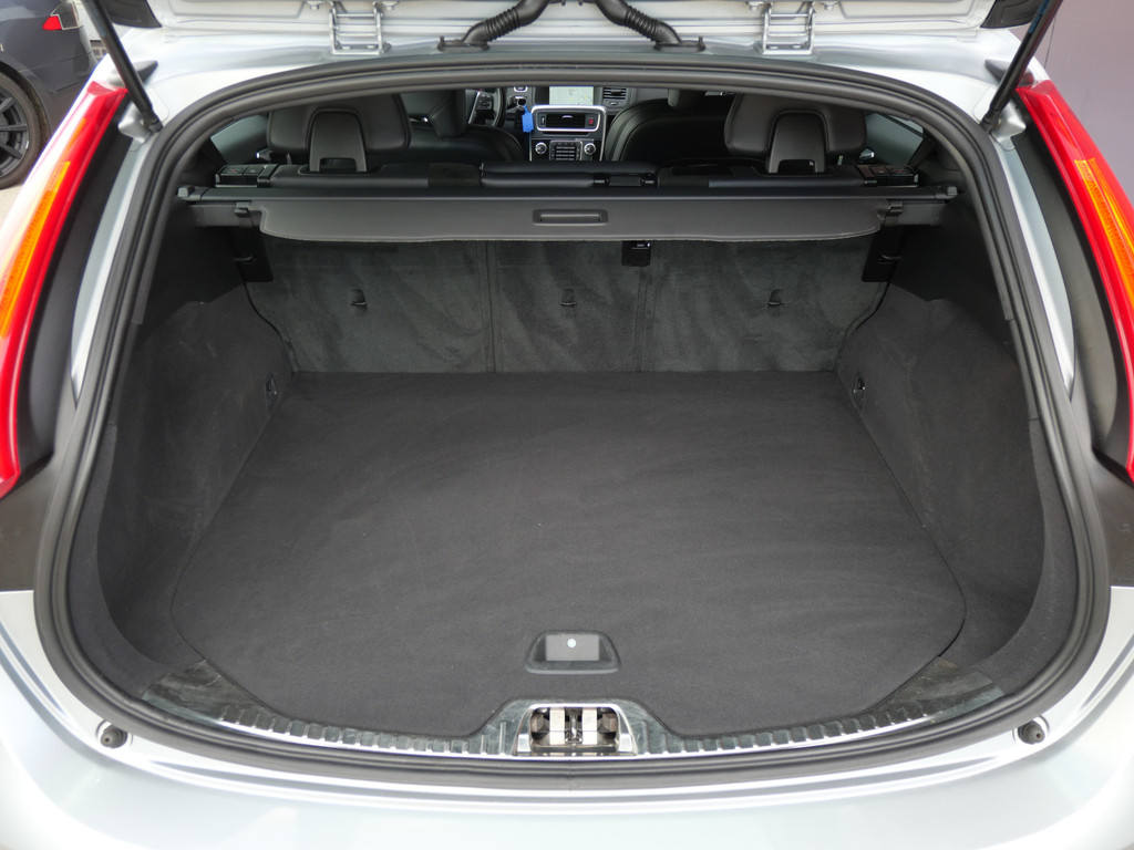 Volvo V60 2.0 T3 R-DESIGN | XENON | TREKHAAK | 18" | DEALER O-H | 1e EIG | ALL-SEASON!! 52906358-7.jpg | Autobedrijf Wil van der Tol