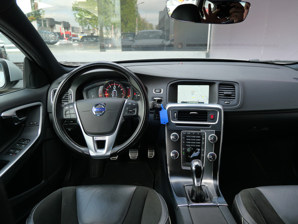 Volvo V60 2.0 T3 R-DESIGN | XENON | TREKHAAK | 18" | DEALER O-H | 1e EIG | ALL-SEASON!! 52906358-9.jpg | Autobedrijf Wil van der Tol