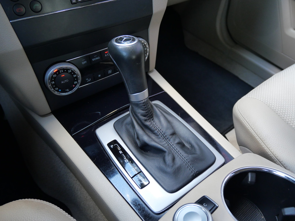 Mercedes-Benz GLK 350 4-MATIC | YOUNGTIMER | DEALER ONDERHOUDEN | ALL-SEASON | NIEUWE APK!! 53973968-14.jpg | Autobedrijf Wil van der Tol