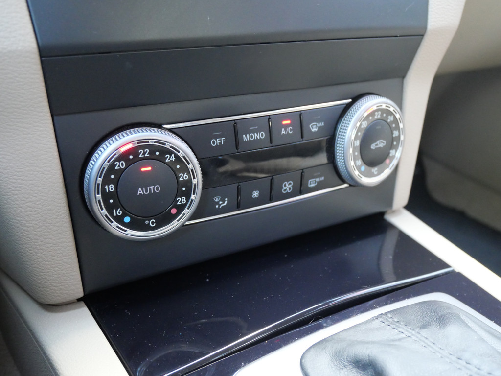 Mercedes-Benz GLK 350 4-MATIC | YOUNGTIMER | DEALER ONDERHOUDEN | ALL-SEASON | NIEUWE APK!! 53973968-15.jpg | Autobedrijf Wil van der Tol