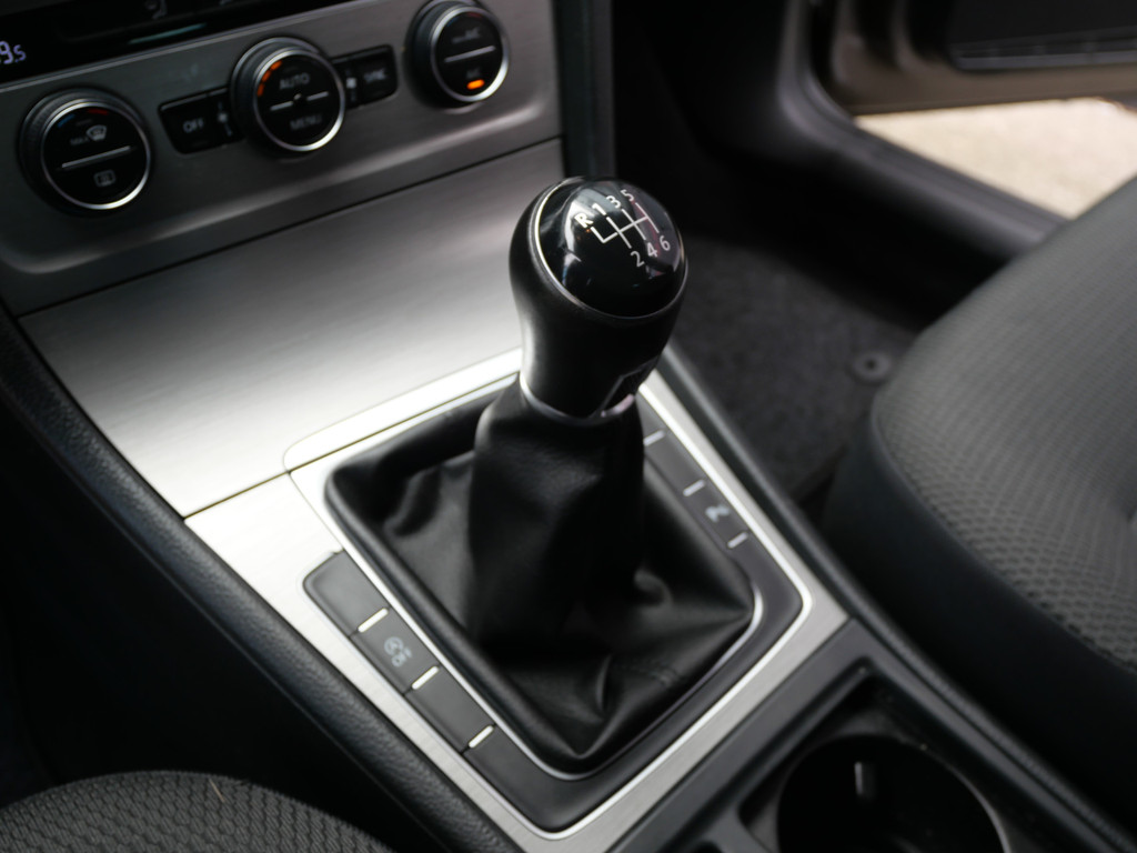 Volkswagen Golf Variant 1.0 TSI COMFORTLINE | NAVI | CRUISE | TREKHAAK | NL-AUTO | NIEUWE APK!! 54302188-18.jpg | Autobedrijf Wil van der Tol