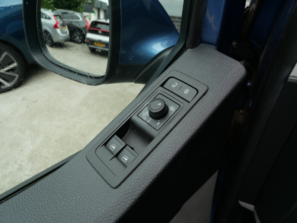 Volkswagen Transporter 2.0 TDI L1H2 TRENDLINE | ROLSTOEL BUS MET LIFT | AUTOMAAT | AIRCO | NL-AUTO!! 54353634-18.jpg | Autobedrijf Wil van der Tol