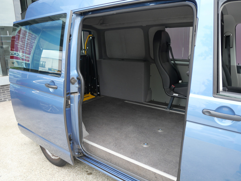 Volkswagen Transporter 2.0 TDI L1H2 TRENDLINE | ROLSTOEL BUS MET LIFT | AUTOMAAT | AIRCO | NL-AUTO!! 54353634-2.jpg | Autobedrijf Wil van der Tol