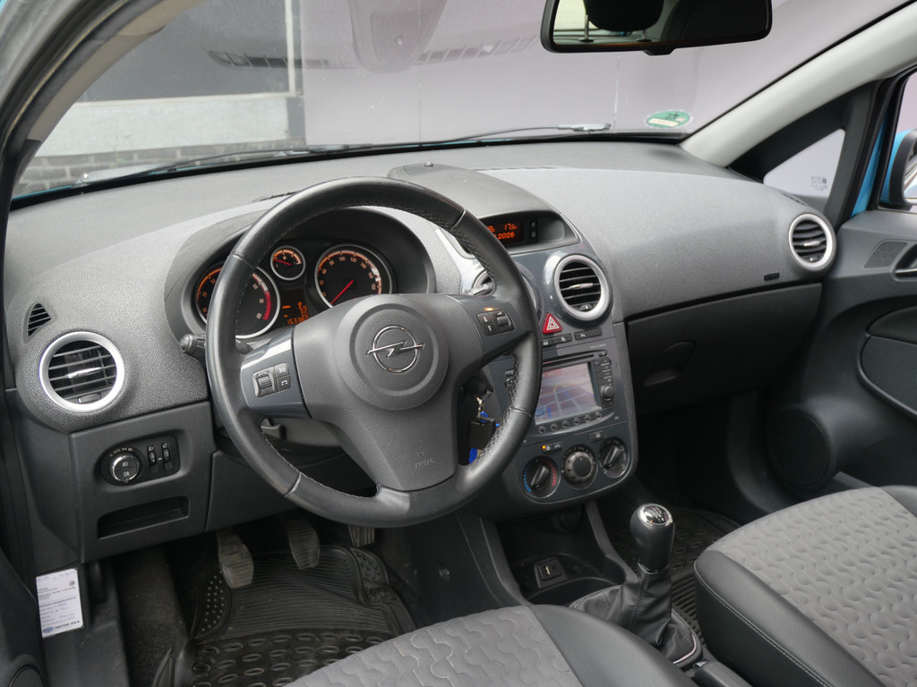 Opel Corsa 1.4 16V COSMO | AIRCO | CRUISE | NAVIGATIE | ALL-SEASON | NIEUWE APK!! 56356868-1.jpg | Autobedrijf Wil van der Tol