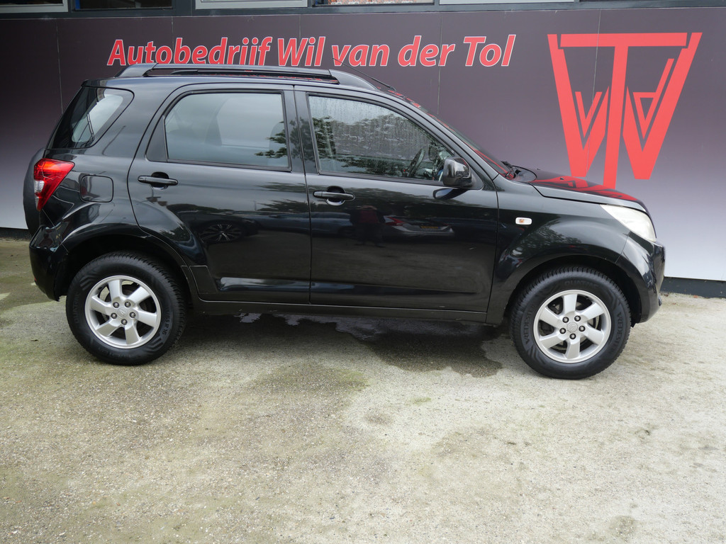 Daihatsu Terios 1.5 16v EXPLORE | AIRCO | ALL-SEASON | NL-AUTO | NIEUWE APK!! 57193767-0.jpg | Autobedrijf Wil van der Tol